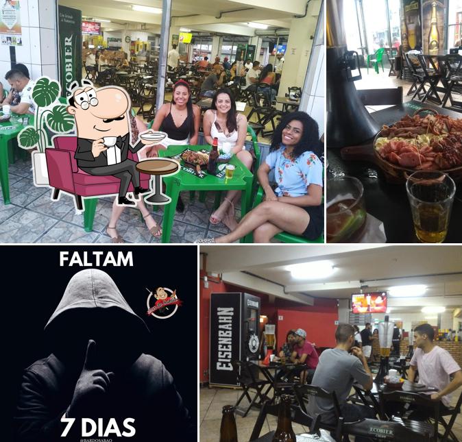 Sente em uma das mesas no Bar do Sabão 2