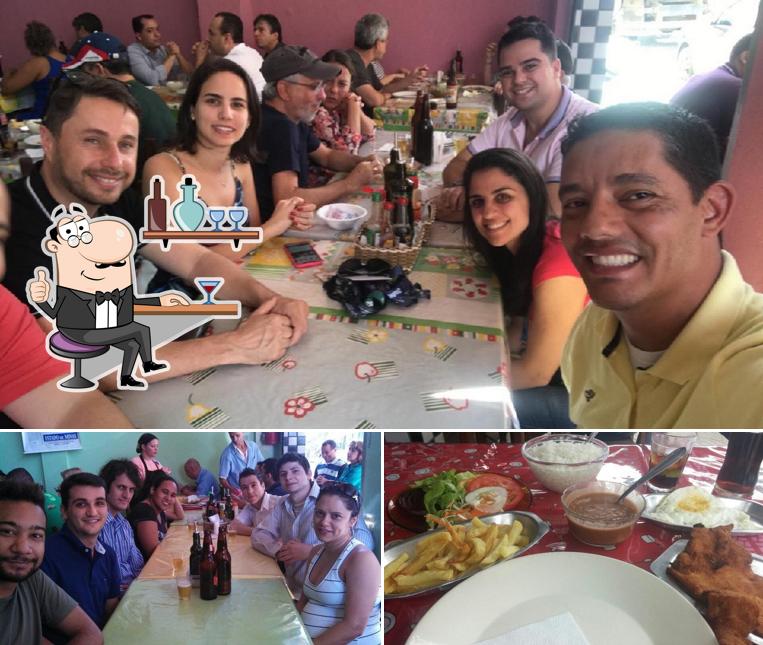 Dê uma olhada a foto mostrando interior e comida a Restaurante da Léia