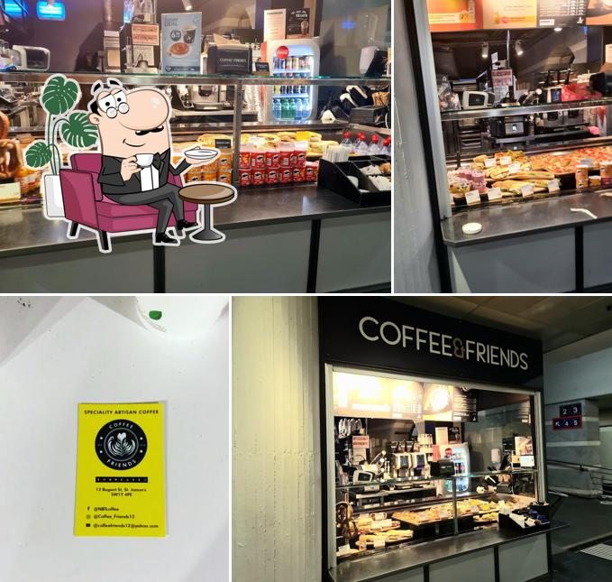 Siediti a un tavolo di Coffee and friends