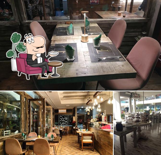 Siediti a un tavolo di La Locanda