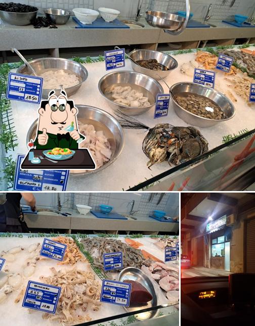 Guarda la foto che mostra la cibo e interni di Capricci del mare