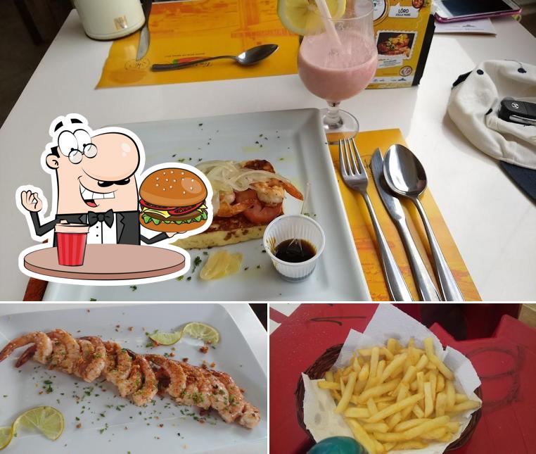 Peça um hambúrguer no O Lôro Stella Maris: Barraca de Praia, Restaurante, Bar, Salvador BA