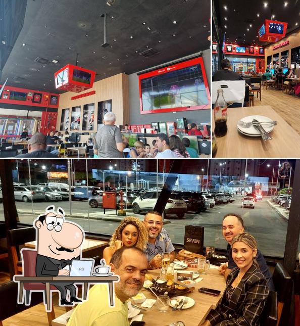 Sente em uma das mesas no Five Sport Bar - Maceió