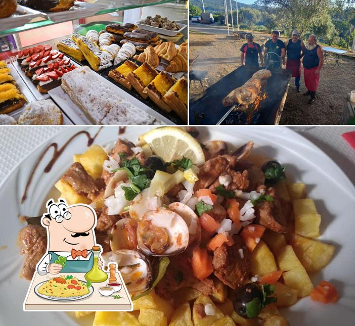 Questa è la immagine che presenta la cibo e esterno di Casa dos Frangos 2 in Portugalia