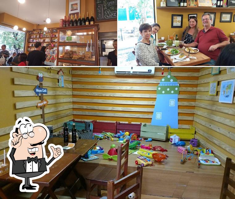 Sente em uma das mesas no Maya Café