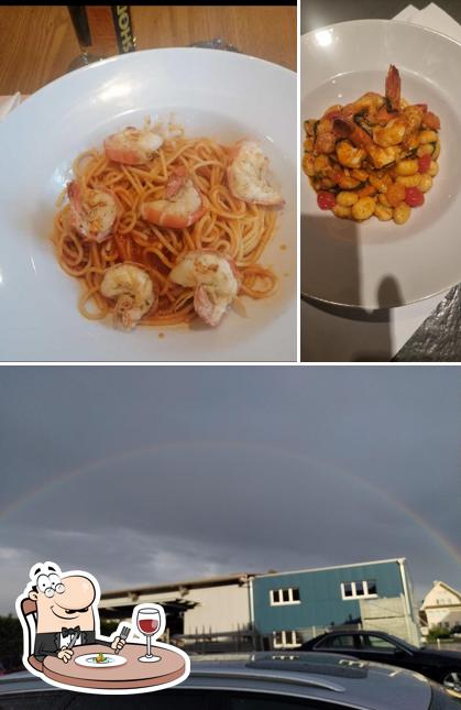 Questa è la immagine che presenta la cibo e esterno di Ristorante Pizzeria Vesuvio