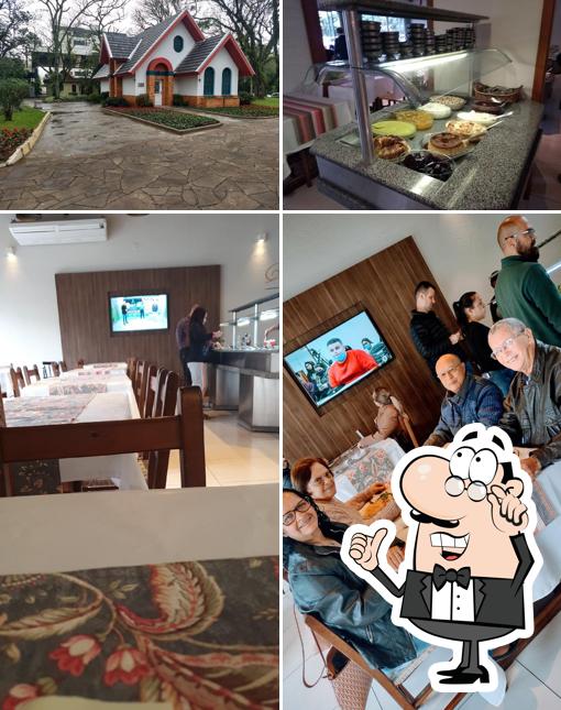 Sente em uma das mesas no Rock's Bar