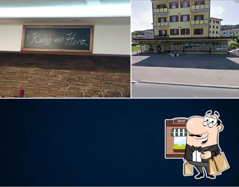 La esterno e lavagna del ristorante