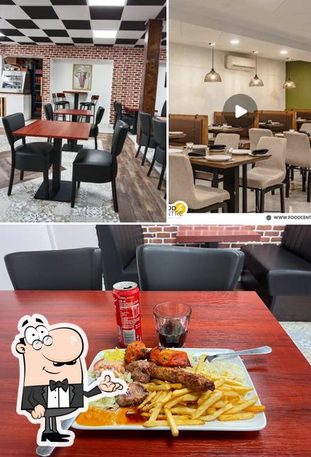 L’image de la intérieur et nourriture de Food center’s