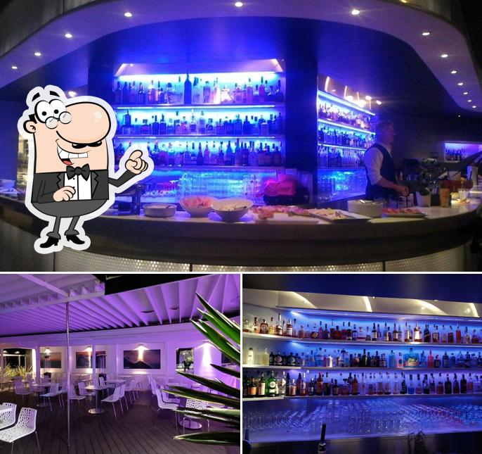 Siediti a un tavolo di Marilyn's Bar