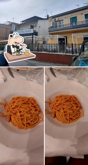 Dai un’occhiata alla foto che raffigura la cibo e esterno di Ristopescheria Guidonia