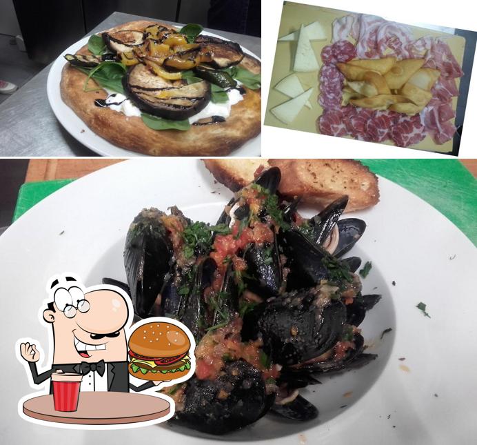 Ordina uno dei tipi di hamburger serviti a Arcobaleno di Max &Stefy