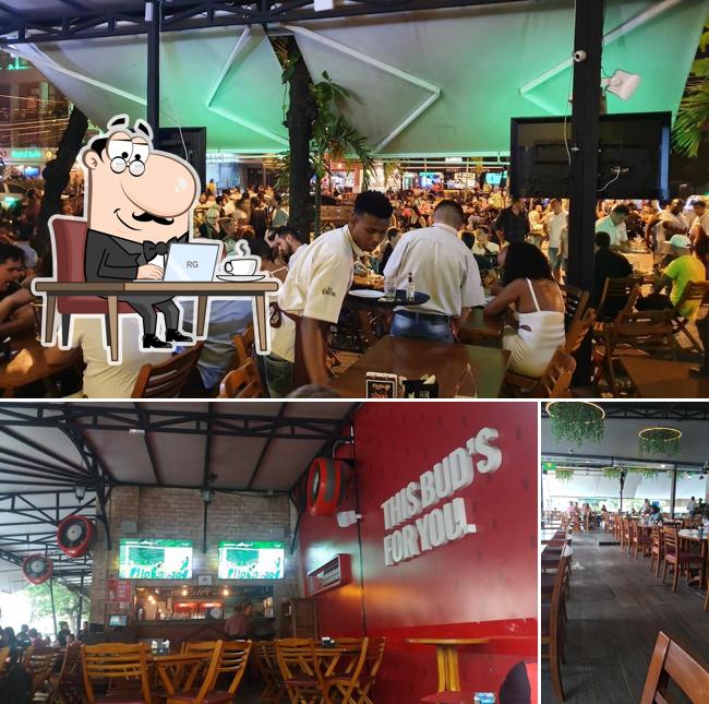 Sente em uma das mesas no R21 Bar & Restaurante - Barra da Tijuca