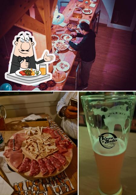 Tra le diverse cose da Birra A Balùs si possono trovare la cibo e tavolo da pranzo