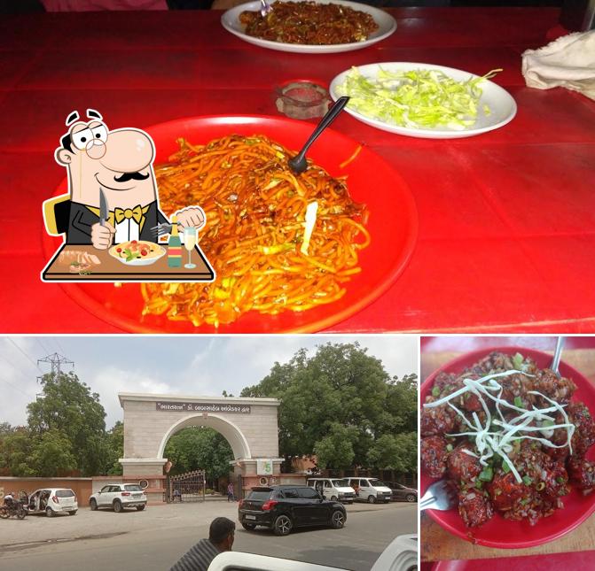 Pad thai at Chinku Fastfood