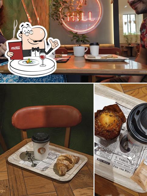 Tra le diverse cose da Seven Hill Coffee si possono trovare la cibo e interni