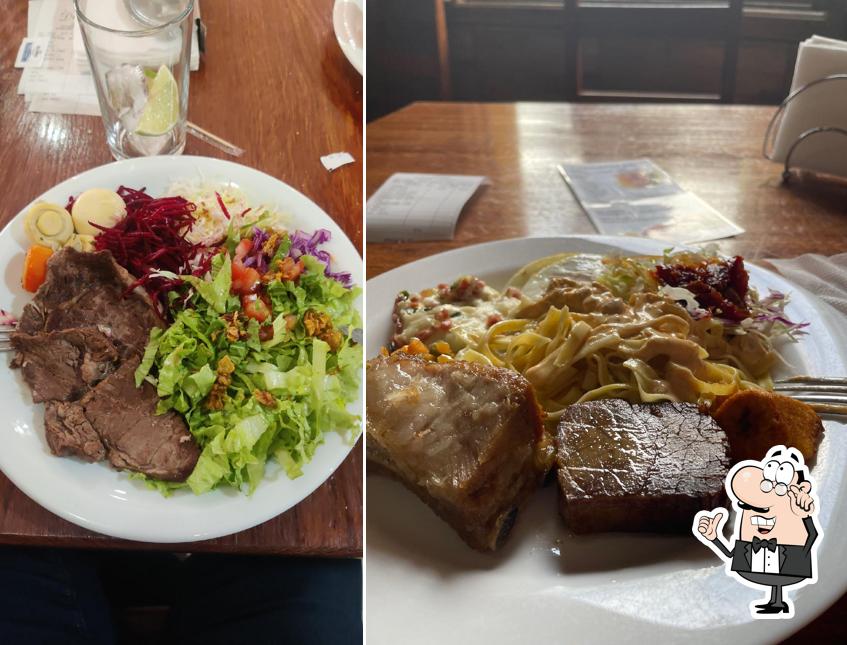 Sente em uma das mesas no Restaurante Deguste