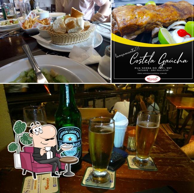 Sente em uma das mesas no Varanda Bar Espetaria