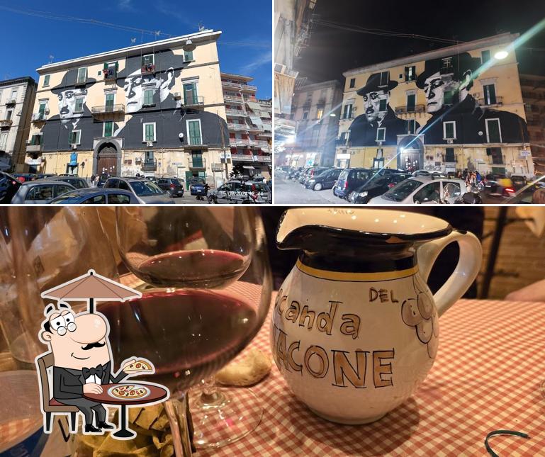 Tra le diverse cose da La Locanda del Monacone. Napoli, Rione Sanità. si possono trovare la esterno e vino