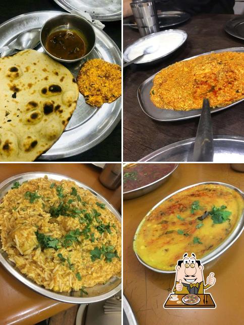 Try out pizza at Manoranjan Dhaba