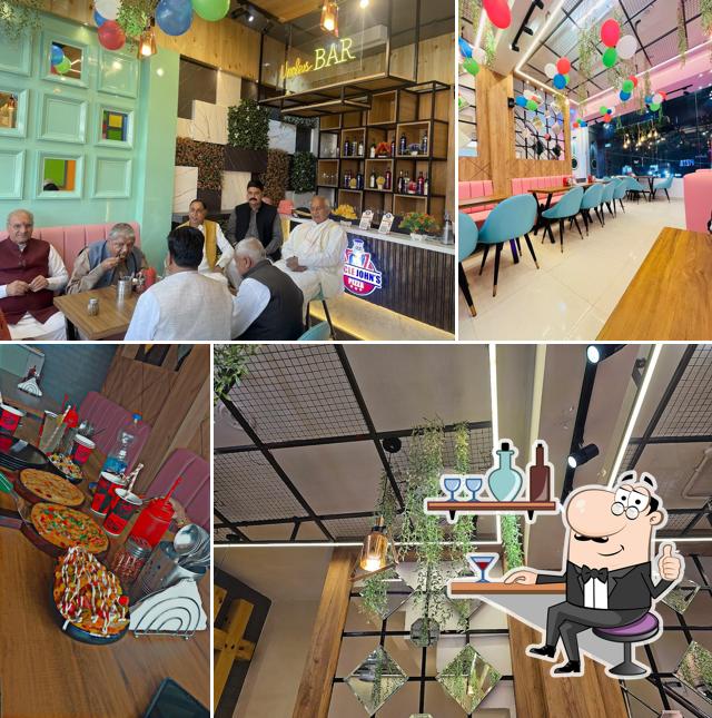 The interior of Uncle John's Pizza