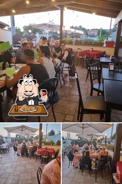 A Dennis Pizzeria d'asporto, puoi prenderti una bella pizza