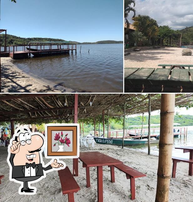 Sente em uma das mesas no Toca do Peixe Mombaça