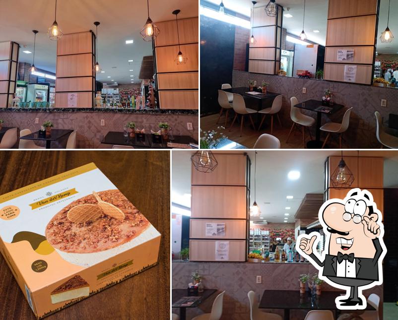 O interior do Cafeteria Prosa e Queijos