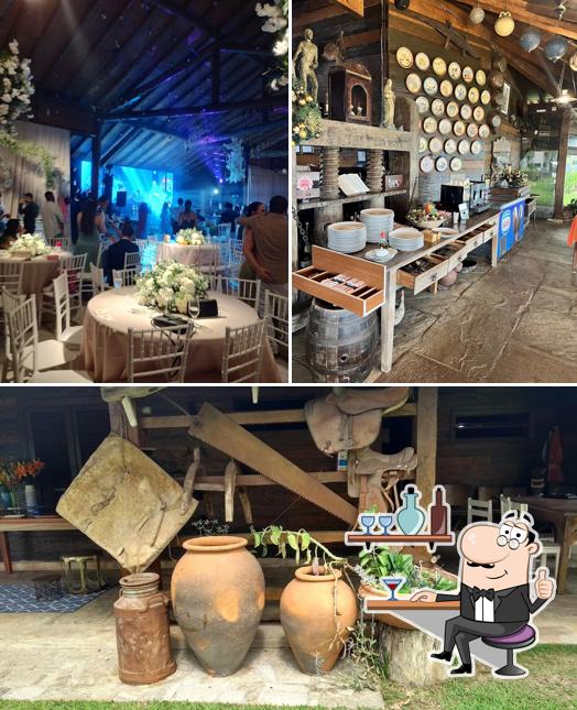 Sente em uma das mesas no Ninho Da Roxinha