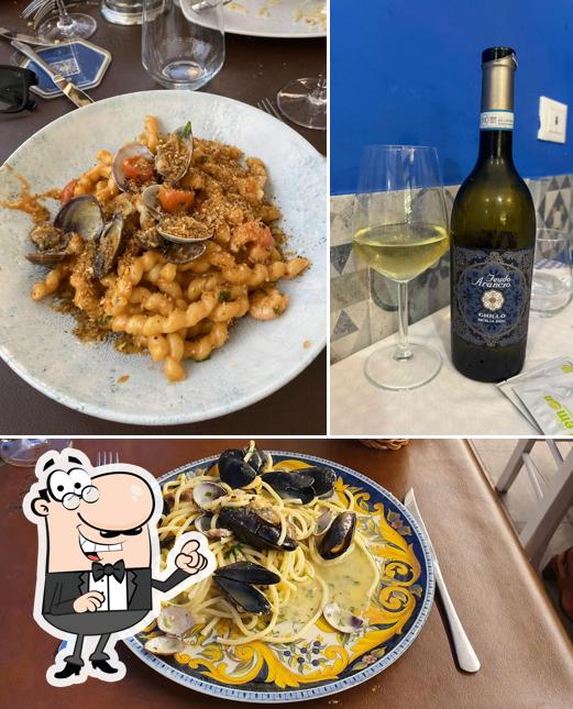 Dai un’occhiata alla foto che raffigura la interni e bevanda di L'angolo di Mondello - Trattoria da Franco