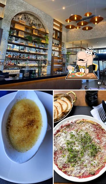 A comida e balcão de bar do restaurante