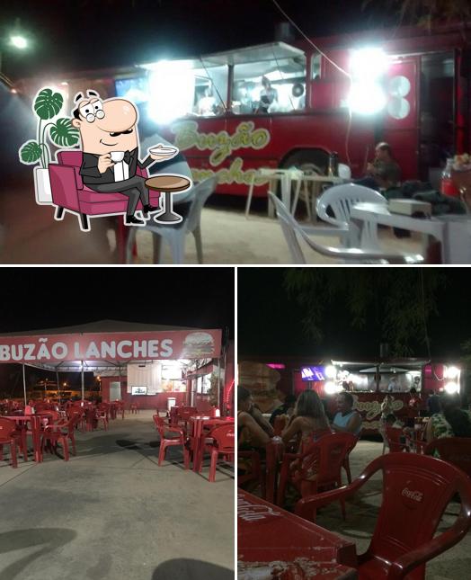 Sente em uma das mesas no Buzão Lanches