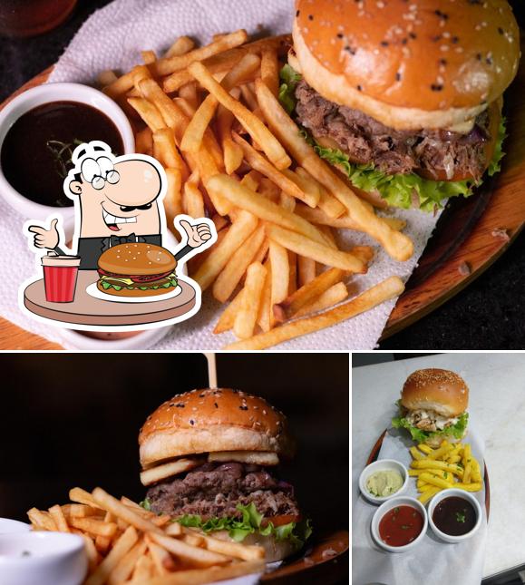 Delicie-se com um hambúrguer no Oh'Velha Pub