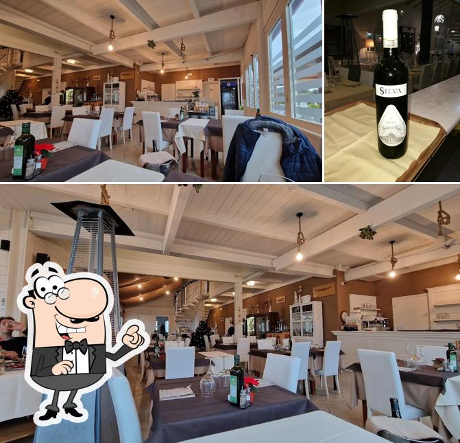 Guarda la immagine che raffigura la interni e vino di Ristorante La Barca