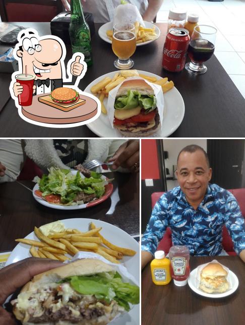 Experimente um dos hambúrgueres disponíveis no Hamburgueria Mota Burguer