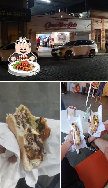 Entre diferentes coisas, comida e exterior podem ser encontrados no Cachorrão Carmelito E Beto - Lajeado