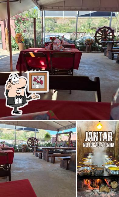 Sente em uma das mesas no Restaurante Porteira Velha
