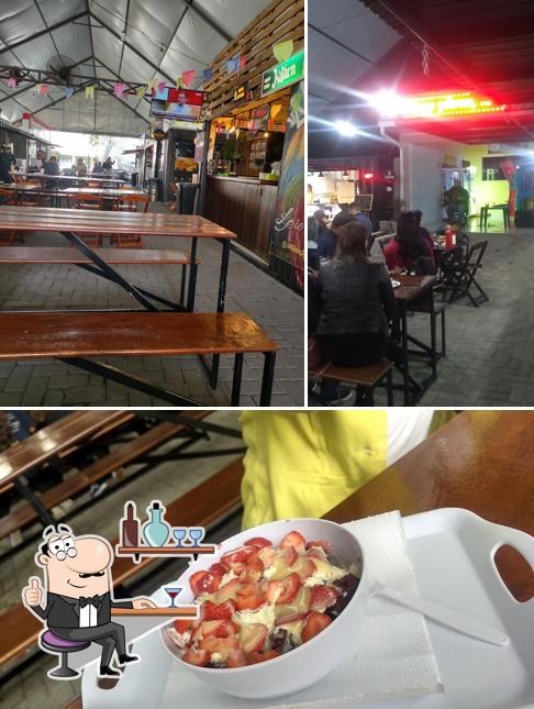 Dê uma olhada a imagem mostrando interior e comida a Up Galeria Gastronômica