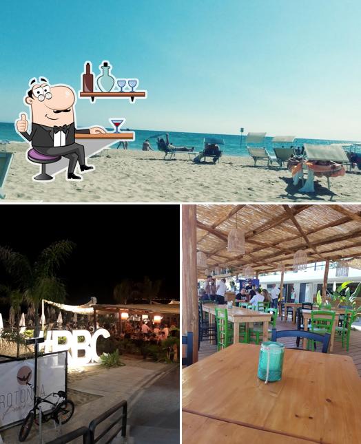 Gli interni di La Rotonda Beach Bar