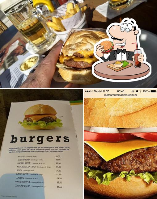 Delicie-se com um hambúrguer no Madero Steak House