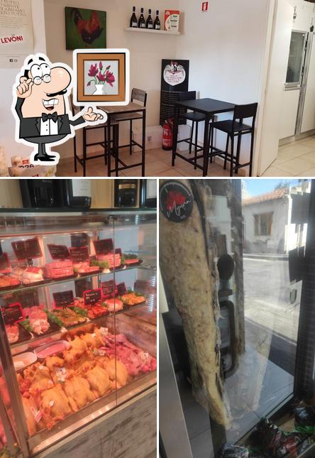 La interni e tavolo da pranzo del ristorante