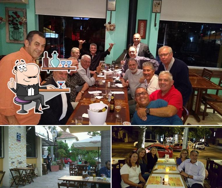 Sente em uma das mesas no Trópico Maryland - Food-Beer-Coffe