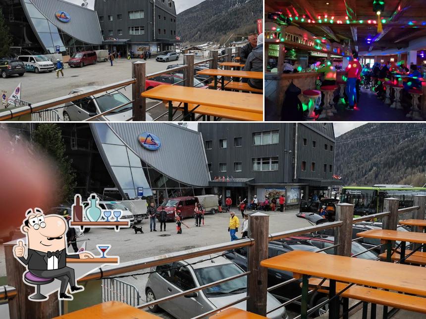 Tra le varie cose da Ski Alm si possono trovare la interni e bancone da bar