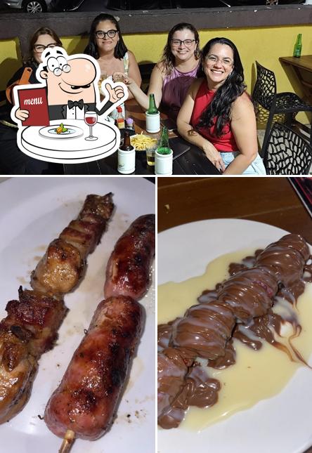Entre diversos coisas, comida e bebida podem ser encontrados no Meu Espeto BBQ