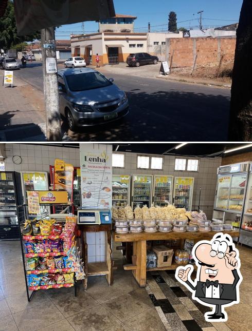 Sente em uma das mesas no Padaria Forno a Lenha