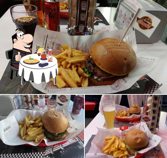 Ordina uno dei tipi di hamburger disponibili a Arnold American Diner