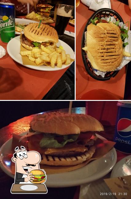 Ordina un hamburger a Shamrock Pub Caltagirone