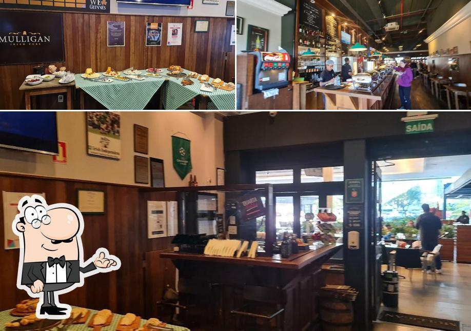 Sente em uma das mesas no Mulligan Resto Pub