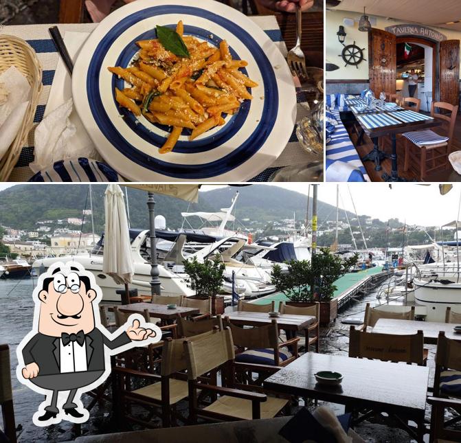 Siediti a un tavolo di Taverna Antonio