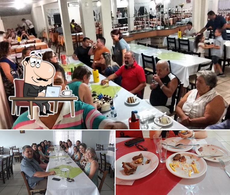A imagem do Churrascaria Javali’s interior e comida